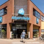Albert Heijn met persoon en winkelkarretje