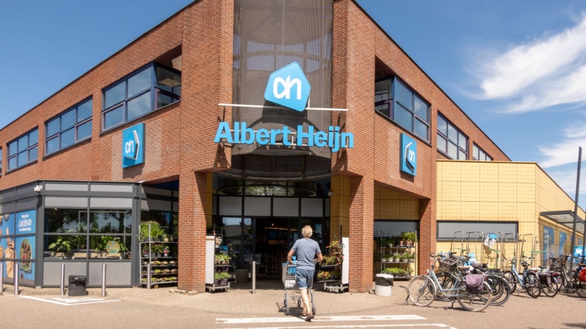 Albert Heijn met persoon en winkelkarretje
