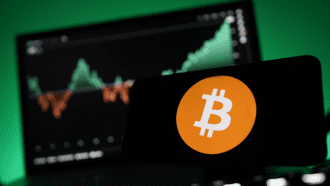 Bitcoin logo met stijgende koersgrafiek