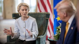 EU voorzitter Ursula von der Leyen in gesprek met de Amerikaanse president Donald Trump