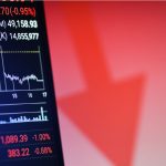 Een afbeelding met marktdata en een rode pijl die een crash impliceert