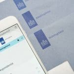 Een afbeelding van 'Mijn belastingdienst' op de Nederlandse overheidssite met blauwe brieven op de achtergrond