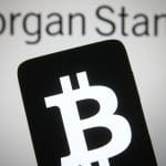 Een afbeelding van bankgigant Morgan Stanley op de achtergrond en op de voorgrond een mobiele telefoon met het bitcoin (BTC) logo