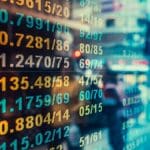 Een afbeelding van dalende en stijgende prijzen, rood, groen, van crypto en aandelen