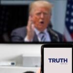 Een afbeelding van donald trump op de achtergrond met op de voorgrond een mobiele telefoon met daarop het logo van sociale mediaplatform truth social