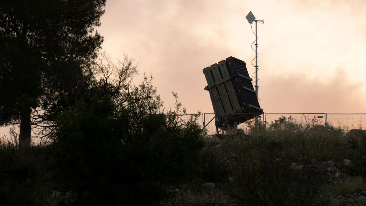 Een afbeelding van een raketsysteem van het israelische iron dome luchtafweersysteem