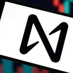 Een afbeelding van het logo van cryptoproject NEAR protocol met op de achtergrond schommelende koersen