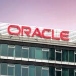 Een afbeelding van het logo van het bedrijf Oracle op de voorkant van een kantoor