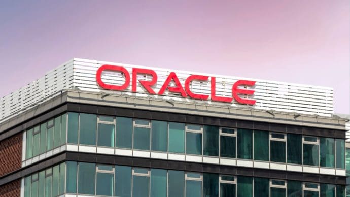 Een afbeelding van het logo van het bedrijf Oracle op de voorkant van een kantoor