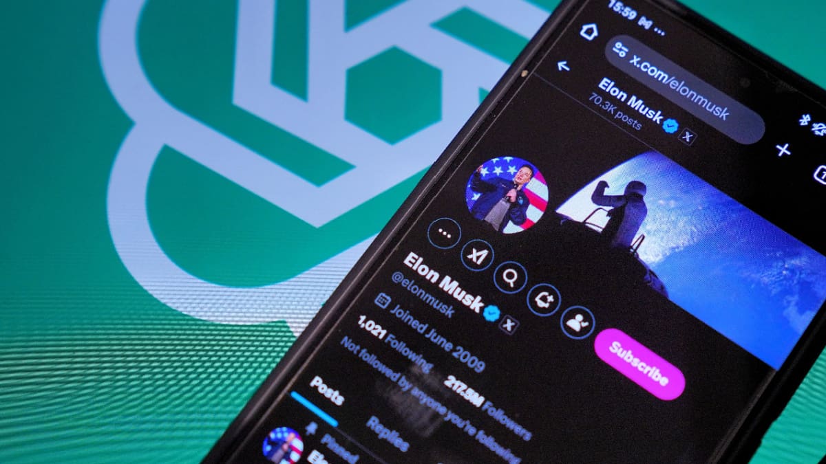 Een afbeelding van het profiel van Elon Musk op X met het logo van een AI bedrijf in de achtergrond