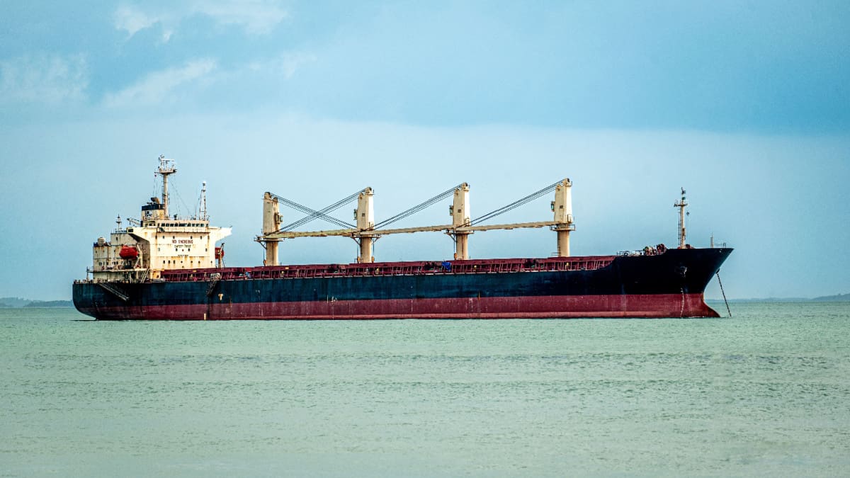 Een olietanker in de Rode Zee voor de kust van Yemen