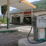 Een oud tankstation in Frankrijk, klassiek en pittoresk