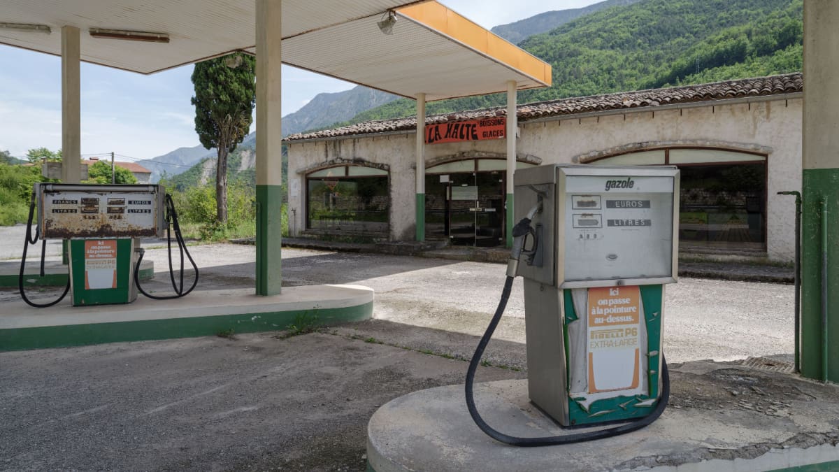 Een oud tankstation in Frankrijk, klassiek en pittoresk