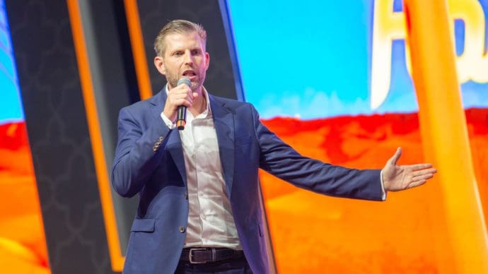 Eric Trump van American bitcoin (de miner) spreekt op Bitcoin-conferentie in Abu Dhabi Verenigde Arabische Emiraten