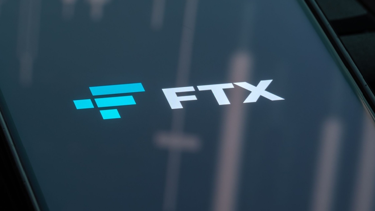 FTX logo op telefoon rooie grafiek