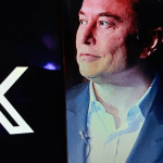Foto van Elon Musk en X logo