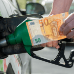 Man tankt auto en betaalt met euro's
