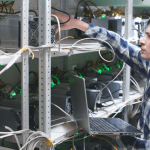 Man werkt in Bitcoin miningfarm