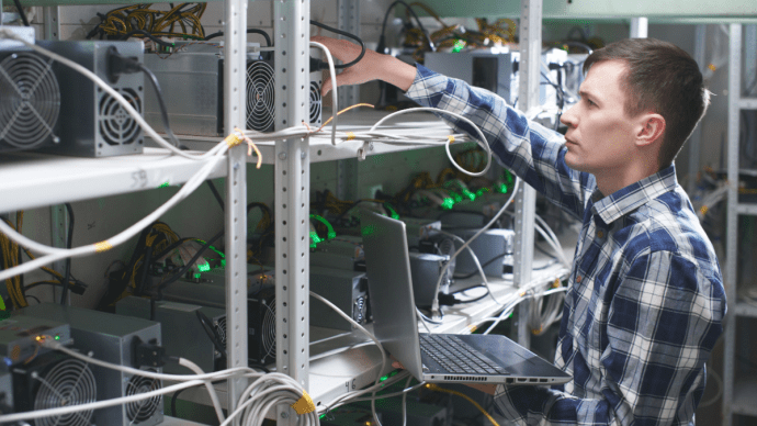 Man werkt in Bitcoin miningfarm