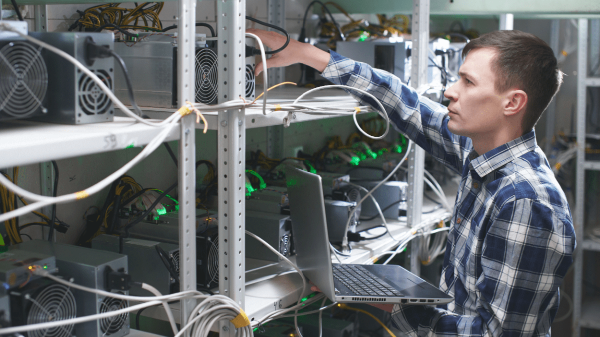 Man werkt in Bitcoin miningfarm