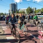 Nederlanders op de fiets in Amsterdam