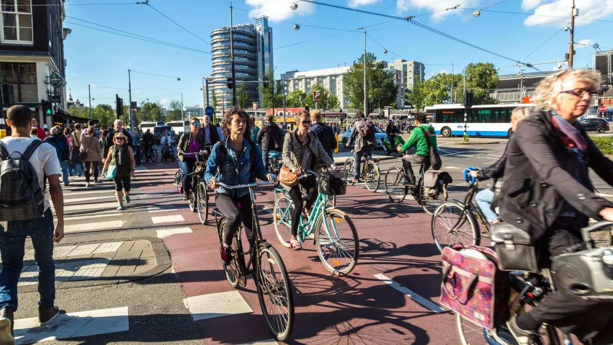 Nederlanders op de fiets in Amsterdam