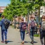 Nederlandse tieners lopen op straat
