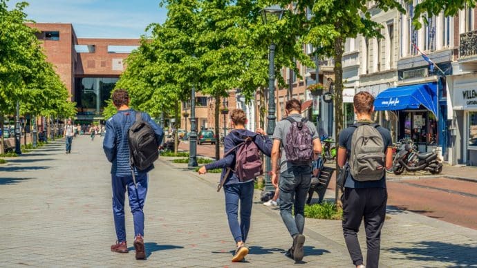 Nederlandse tieners lopen op straat