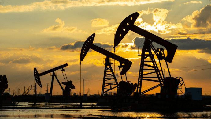 Oliepompen tijdens zonsondergang