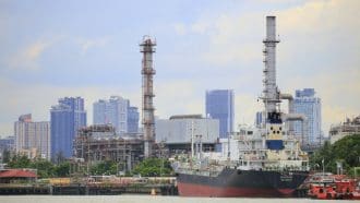 Bitcoin maakt verrassende rally, maar oliecrisis hangt boven de markt