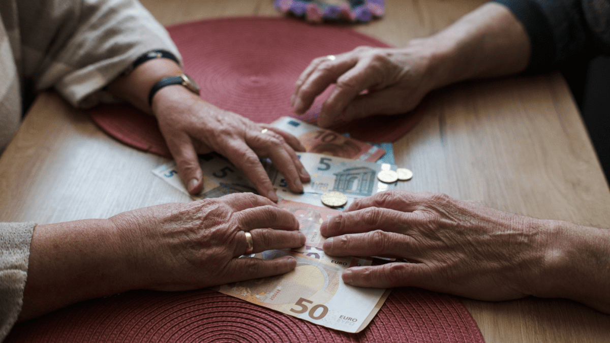 Twee ouderen die hun euros sorteren