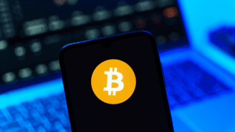bitcoin logo op telefoon
