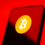 bitcoin logo op telefoon met rode achtergrond