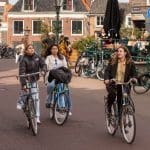 scholieren op de fiets in Amsterdam