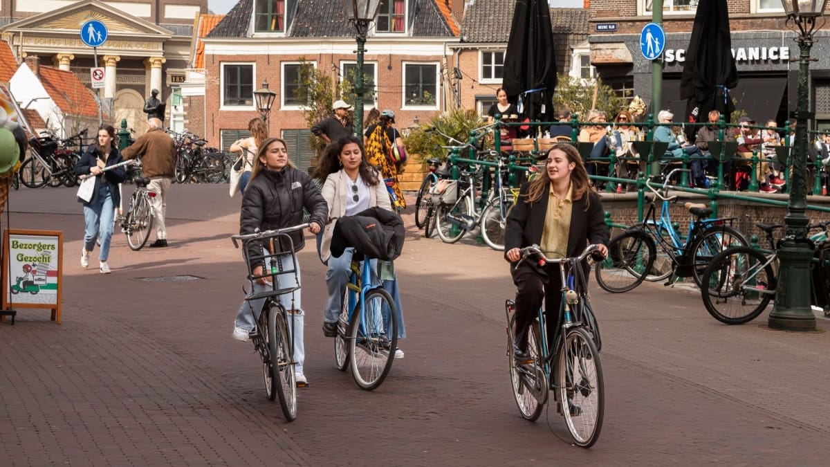 scholieren op de fiets in Amsterdam
