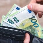 100 euro biljetten in portemonnee van Nederlander