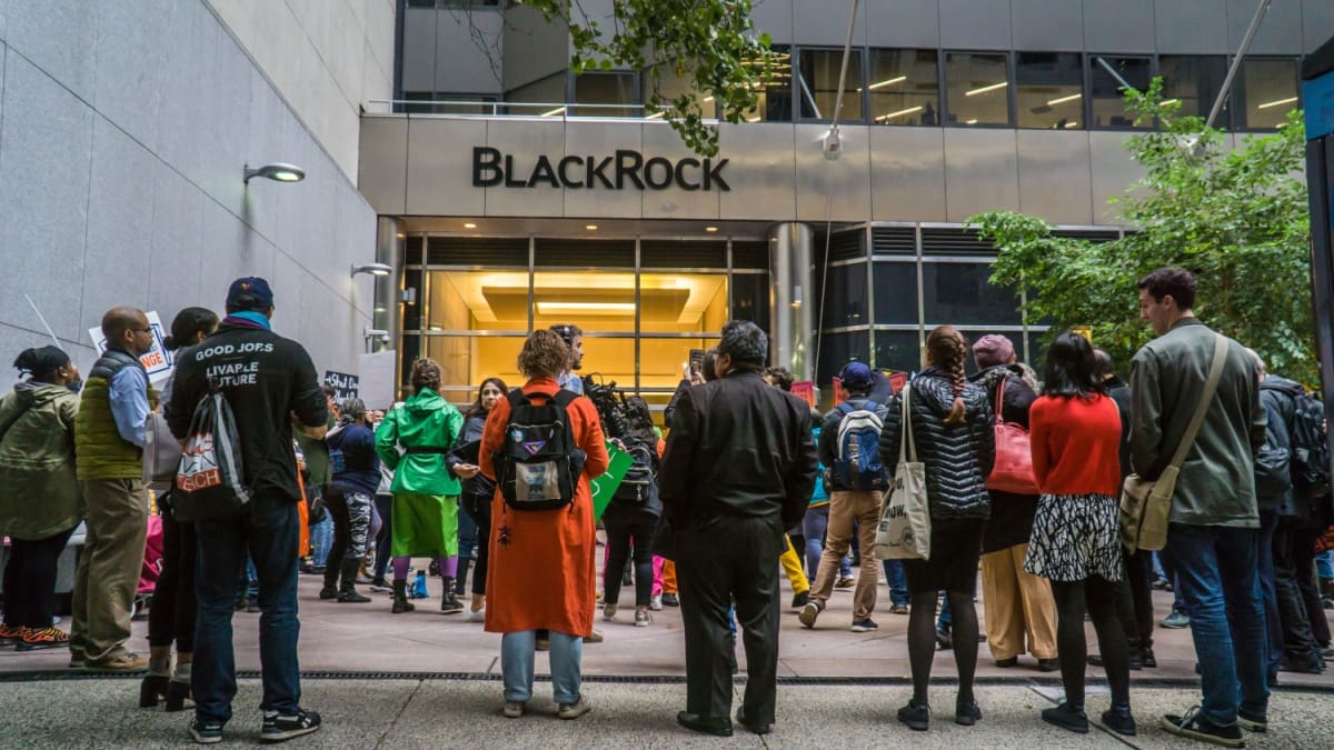 Blackrock kantoor met mensen ervoor