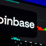 Coinbase logo met stijgende Bitcoin koers