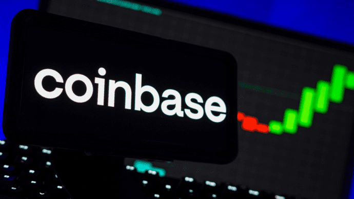 Coinbase logo met stijgende Bitcoin koers
