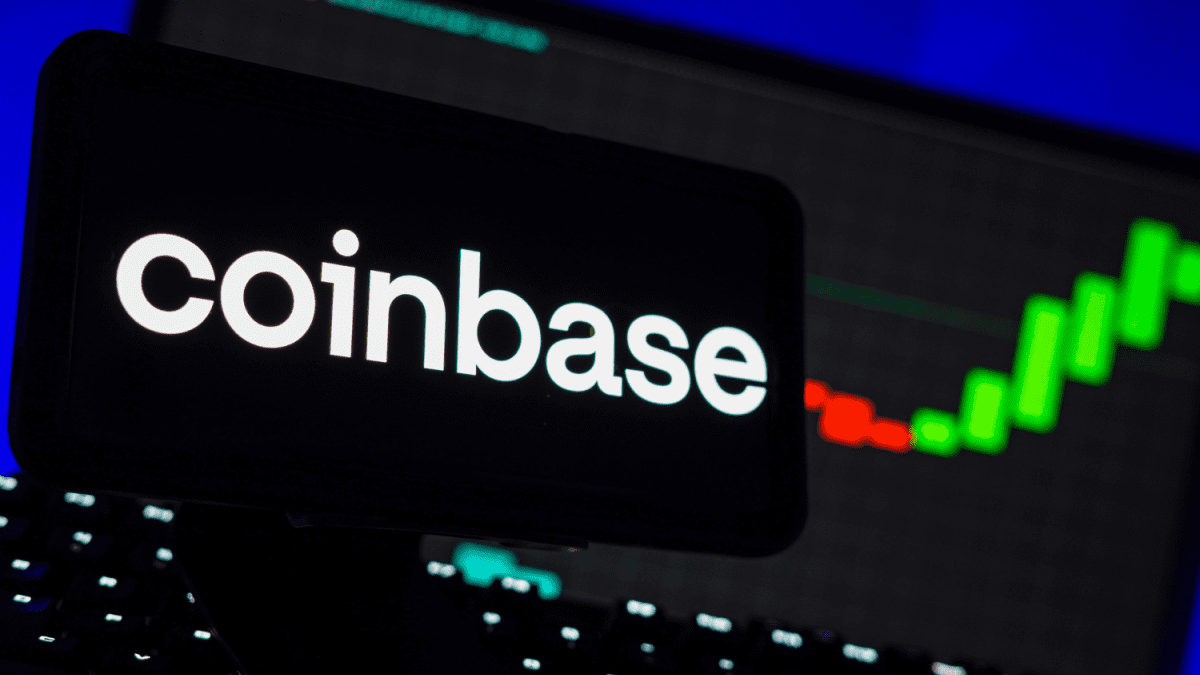 Coinbase logo met stijgende Bitcoin koers