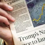 Een afbeelding met een krant met daarop bitcoin en een stijgende koers