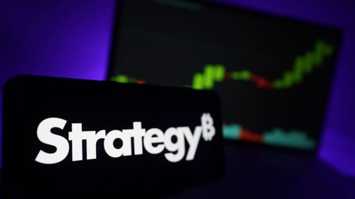 Een afbeelding van Strategy, het bitcoin treasury bedrijf, met een stijgende koers op de achtergrond