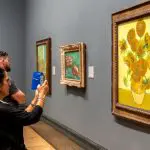 Een afbeelding van Van Vogh schilderijen in een museum