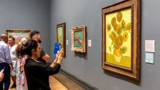 Een afbeelding van Van Vogh schilderijen in een museum