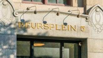 Een afbeelding van de AEX in Amsterdam bij het Beursplein