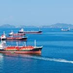 Een afbeelding van de Straat van Hormuz met olietankerschepen