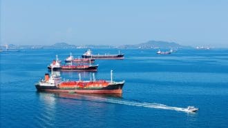 Een afbeelding van de Straat van Hormuz met olietankerschepen