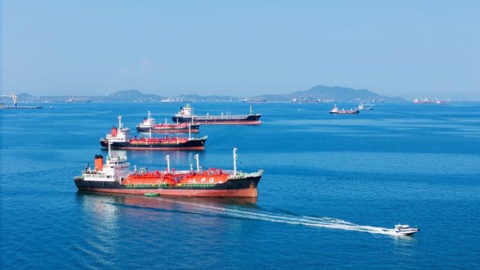 Een afbeelding van de Straat van Hormuz met olietankerschepen