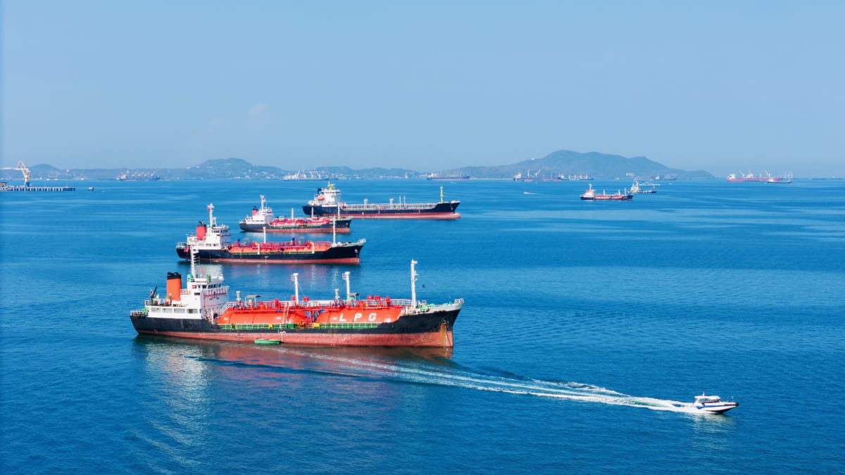 Een afbeelding van de Straat van Hormuz met olietankerschepen