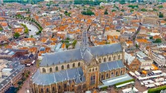 Een afbeelding van de kerk van Haarlem